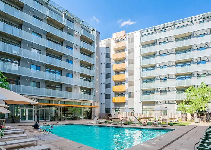 Prime Downtown Location W Gym Pool And Parking Apartment