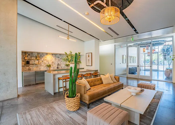 Prime Downtown Location W Gym Pool And Parking Apartment