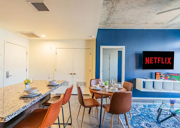 Apartment Prime Downtown Location W Gym Pool And Parking *