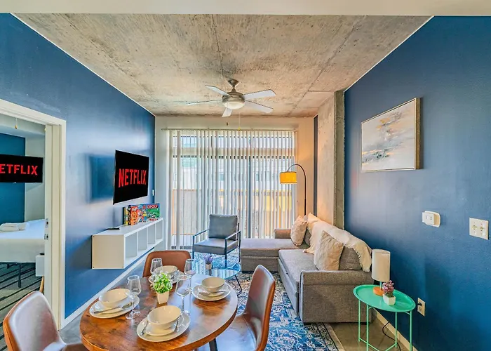 Prime Downtown Location W Gym Pool And Parking Apartment