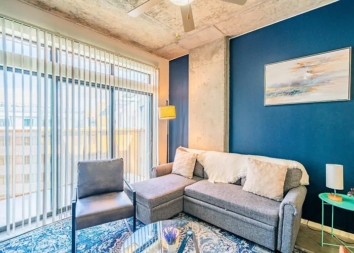Prime Downtown Location W Gym Pool And Parking *