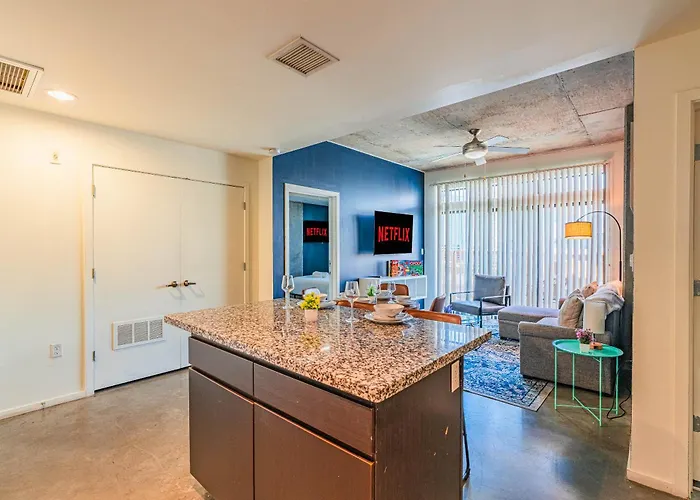 Prime Downtown Location W Gym Pool And Parking Apartment Phoenix