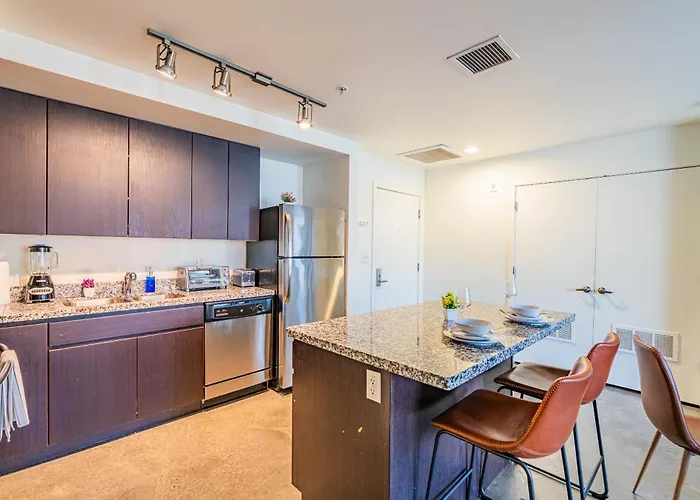 Apartment Prime Downtown Location W Gym Pool And Parking