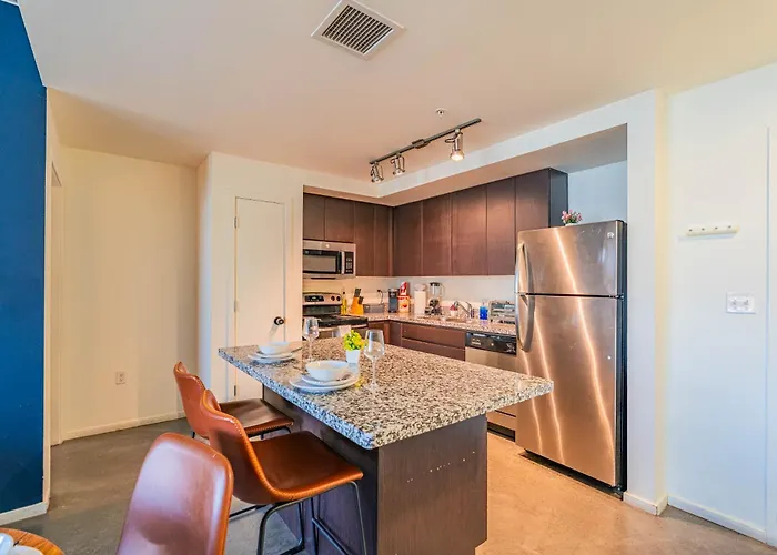 Prime Downtown Location W Gym Pool And Parking *