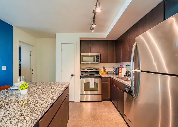Prime Downtown Location W Gym Pool And Parking Apartment *
