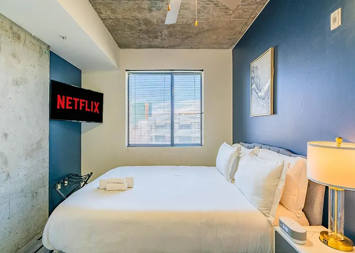 Prime Downtown Location W Gym Pool And Parking Apartment