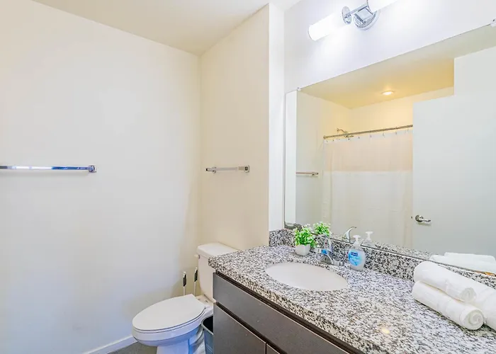 Prime Downtown Location W Gym Pool And Parking Apartment Phoenix