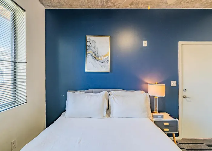 Prime Downtown Location W Gym Pool And Parking Apartment